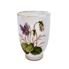 Afbeelding in Gallery-weergave laden, Petit vase en opaline blanche à décor de violettes peint à la main – France, vers 1900 Le Charme des Violettes - Brocante en ligne
