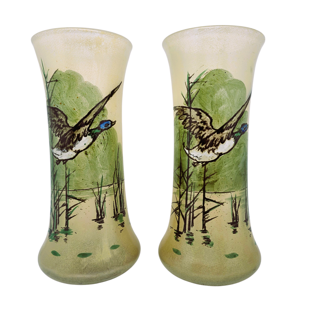 JEM (école Legras), paire de vases Art nouveau en verre émaillée Canards en vol, 1920-1940