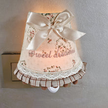 Afbeelding in Gallery-weergave laden, Veilleuse électrique vintage avec abat-jour en tissu fleuri brodé &quot;Sweet dreams&quot;, années 1990
