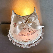 Afbeelding in Gallery-weergave laden, Veilleuse électrique vintage avec abat-jour en tissu fleuri brodé &quot;Sweet dreams&quot;, années 1990
