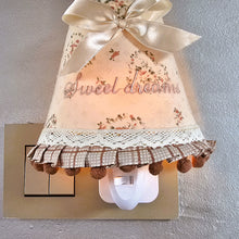 Afbeelding in Gallery-weergave laden, Veilleuse électrique vintage avec abat-jour en tissu fleuri brodé &quot;Sweet dreams&quot;, années 1990
