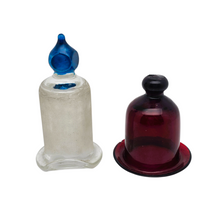 Charger l'image dans la galerie, Lot de deux ventouses médicales en verre, fin XIXᵉ – début XXᵉ siècle Le Charme des Violettes - Brocante en ligne
