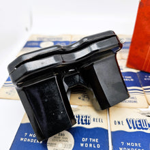 Charger l&#39;image dans la galerie, Visionneuse Sawyer&#39;s View Master en bakélite avec 8 rouleaux, années 1940
