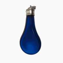 Charger l&#39;image dans la galerie, Flacon à sels en cristal taillé bleu en forme de goutte, avec son bouchon en argent, XIXème
