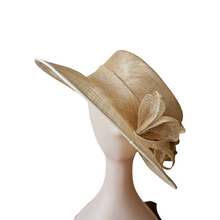 Load image into Gallery viewer, Solano, Chapeau-Capeline vintage en lin beige et fleurs en lin, années 1990
