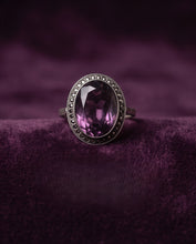 Load image into Gallery viewer, Bague Art déco en argent, marcassites et cristal violet facetté – France, vers 1930-1950 Le Charme des Violettes - Brocante en ligne
