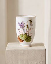 Charger l'image dans la galerie, Petit vase en opaline blanche à décor de violettes peint à la main – France, vers 1900 Le Charme des Violettes - Brocante en ligne
