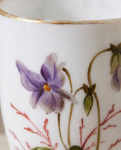 Charger l'image dans la galerie, Petit vase en opaline blanche à décor de violettes peint à la main – France, vers 1900 Le Charme des Violettes - Brocante en ligne

