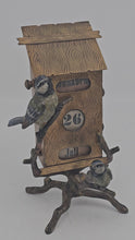 Video laden en afspelen in Gallery-weergave, Calendrier perpétuel Art nouveau, maisonnette aux mésanges, en bronze de Vienne, vers 1900
