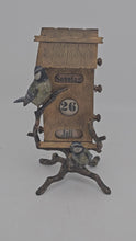 Video laden en afspelen in Gallery-weergave, Calendrier perpétuel Art nouveau, maisonnette aux mésanges, en bronze de Vienne, vers 1900
