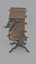 Video laden en afspelen in Gallery-weergave, Calendrier perpétuel Art nouveau, maisonnette aux mésanges, en bronze de Vienne, vers 1900
