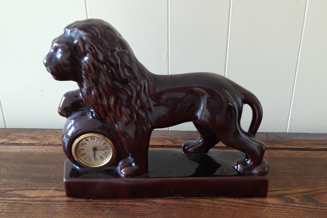 Lion pendule vintage en céramique