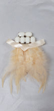 Load image into Gallery viewer, Retro pearl and feather brooch

