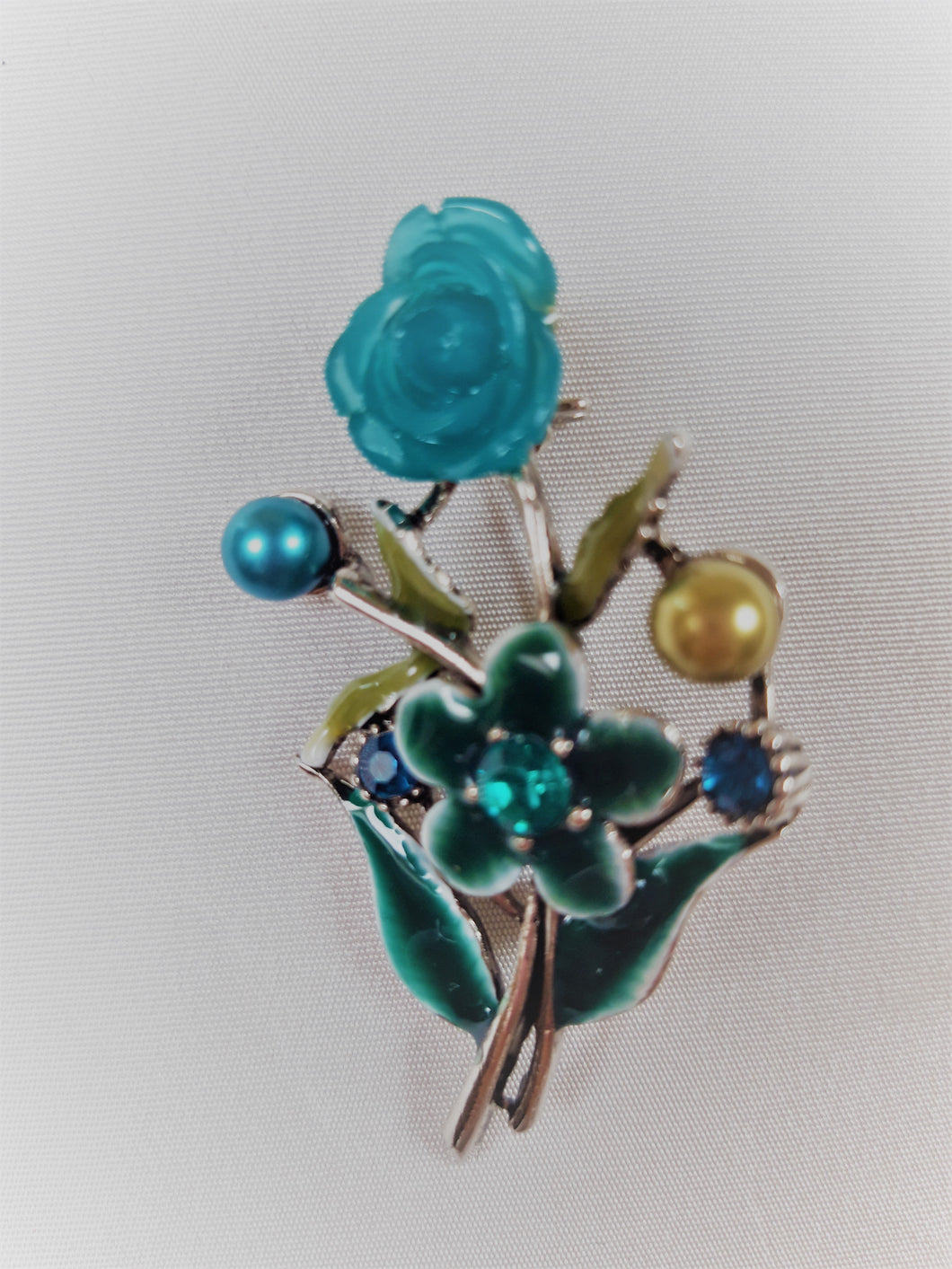 Broche vintage petite rose, émail et perles bleu pétrole