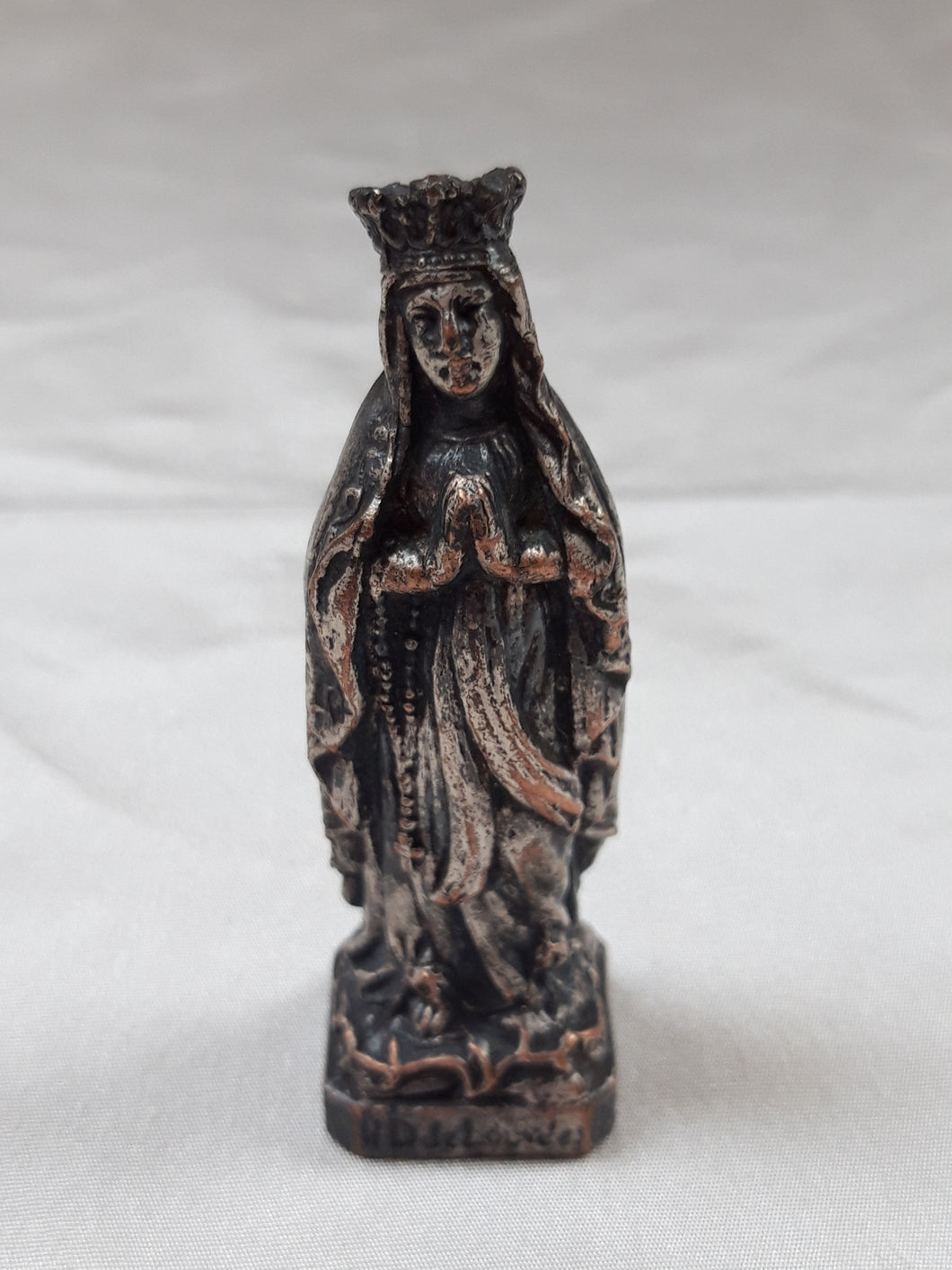 Oud beeldje van Onze Lieve Vrouw van Lourdes in zilver metaal