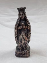 Charger l&#39;image dans la galerie, Statuette ancienne de Notre-Dame de Lourdes en métal argenté
