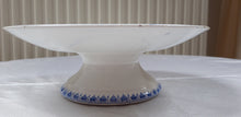 Charger l&#39;image dans la galerie, Maastricht, Société céramique, collection Dahlia. Compotier en porcelaine vintage à décor fleuri blanc et bleu.
