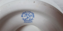 Charger l&#39;image dans la galerie, Maastricht, Société céramique, collection Dahlia signé. Compotier en porcelaine vintage à décor fleuri blanc et bleu.
