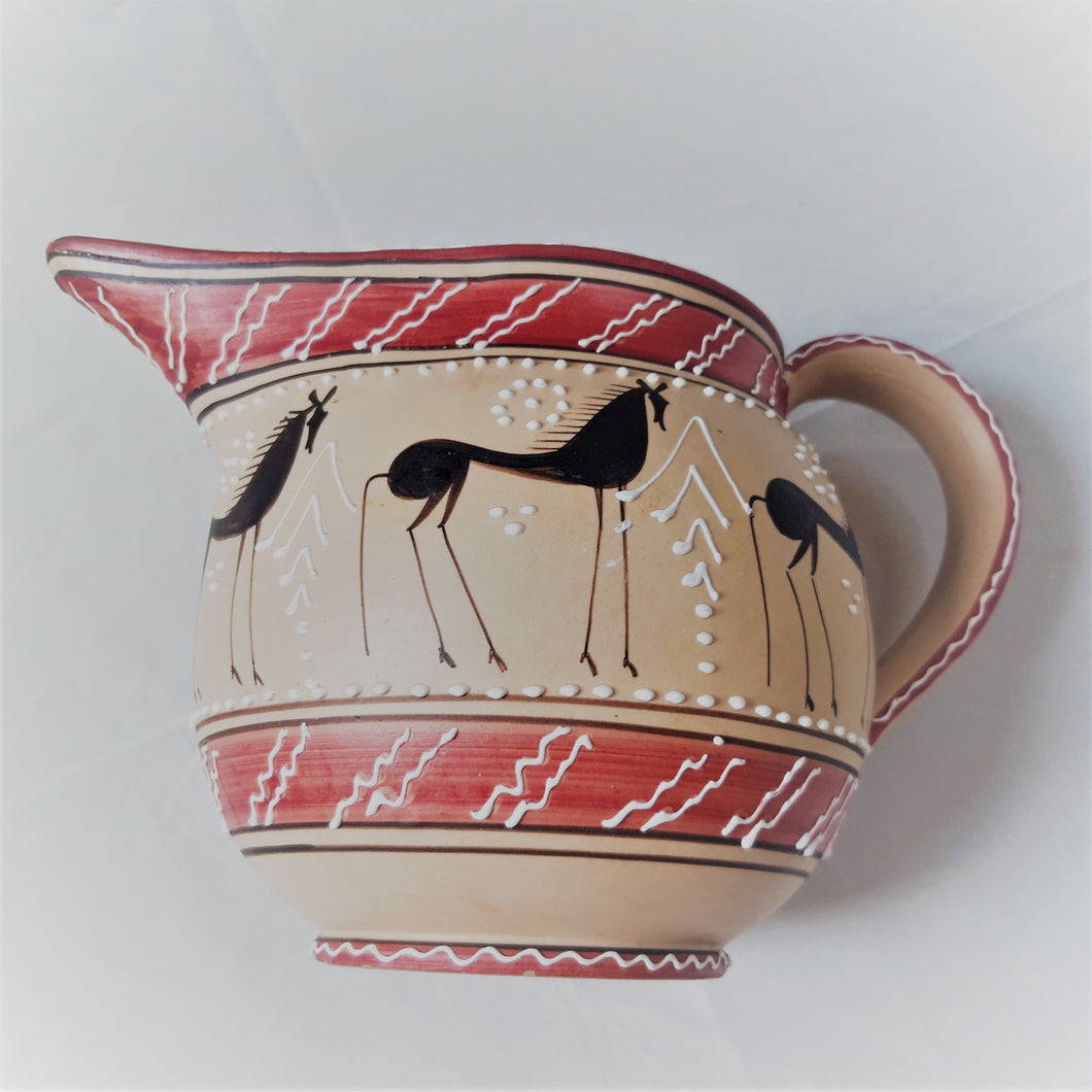 Deruta. Vintage keramische karaf versierd met gestileerde paarden. Italië.