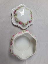 Charger l&#39;image dans la galerie, Bonbonnière ancienne en porcelaine à motif de roses
