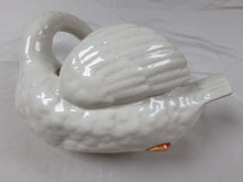Charger l&#39;image dans la galerie, Nimy signé. Cache-pot en forme de cygne en porcelaine ancienne.
