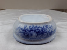 Charger l&#39;image dans la galerie, Boîte à savon en céramique bleue et blanche à motifs de roses
