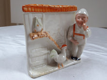 Charger l&#39;image dans la galerie, Figurine ancienne en céramique : le fermier et son poulailler
