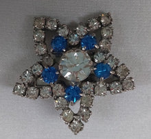 Charger l&#39;image dans la galerie, Broche vintage en étoile en strass et pierres bleues
