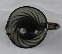 Charger l&#39;image dans la galerie, Vase-pichet iranien artisanal ancien en verre soufflé
