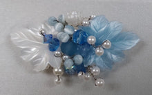 Charger l&#39;image dans la galerie, Broche vintage blanche et bleue avec des perles
