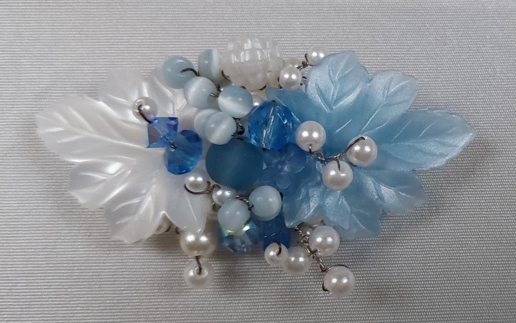 Broche vintage blanche et bleue avec des perles