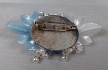Charger l&#39;image dans la galerie, Broche vintage blanche et bleue avec des perles

