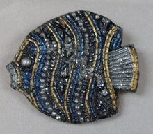 Charger l&#39;image dans la galerie, Broche poisson vintage décor bleu, argenté et doré

