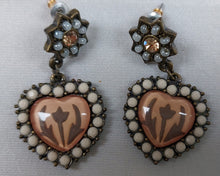 Charger l&#39;image dans la galerie, Boucles d&#39;oreilles vintage à pendentifs, avec perles et émail
