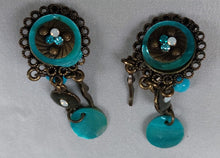 Charger l&#39;image dans la galerie, Boucles d&#39;oreilles vintage turquoise en nacre et perles
