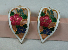 Charger l&#39;image dans la galerie, Boucles d&#39;oreilles clips vintage à fleurs en métal émaillé
