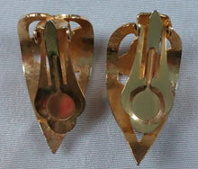 Charger l&#39;image dans la galerie, Boucles d&#39;oreilles clips vintage à fleurs en métal émaillé
