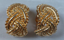 Charger l&#39;image dans la galerie, Boucles d&#39;oreilles clips vintage en forme d&#39;anneau en métal doré tressé
