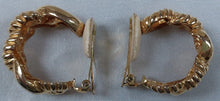 Charger l&#39;image dans la galerie, Boucles d&#39;oreilles clips vintage anneau tressé en métal doré
