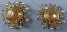 Load image into Gallery viewer, Vintage clip earrings in pearls and small golden pearls
