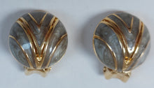 Charger l&#39;image dans la galerie, Boucles d&#39;oreilles clips vintage en métal doré et émail gris marbré
