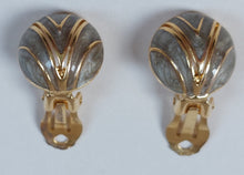 Load image into Gallery viewer, Vintage clip-on earrings in gold metal and marbled gray enamel
