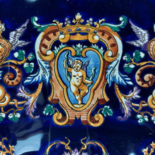 Charger l&#39;image dans la galerie, Gien. Plat en faïence bleu nuit à décor Renaissance.

