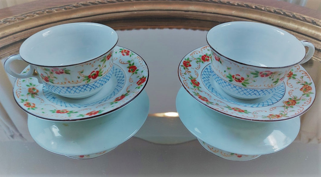 Paire de tasses et sous-tasses en porcelaine China