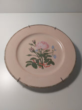 Charger l&#39;image dans la galerie, Assiette de décoration vintage en porcelaine rose motif de roses
