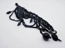 Charger l&#39;image dans la galerie, Bracelet manchette rétro ancien en perles et dentelle
