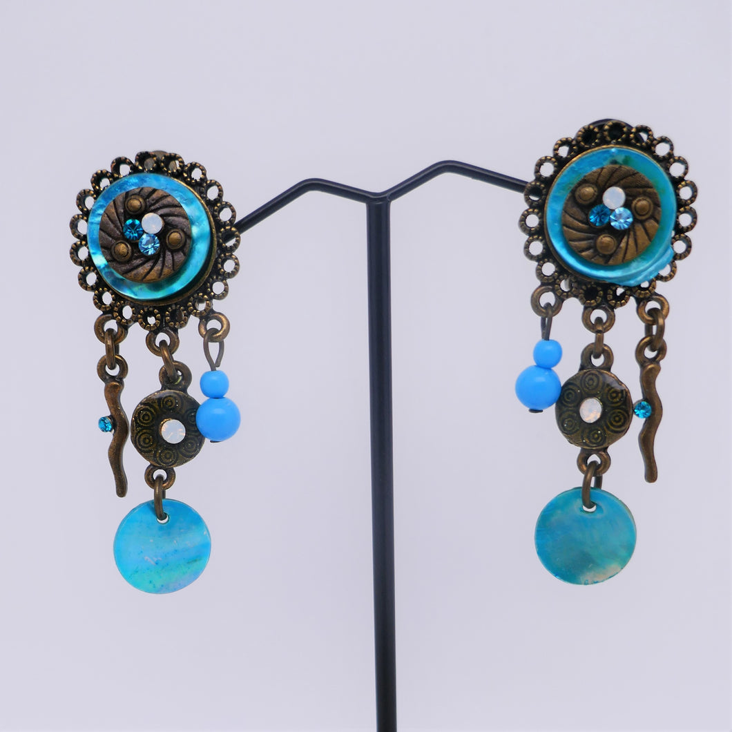 Vintage turquoise oorbellen van parelmoer en parels