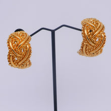 Charger l&#39;image dans la galerie, Boucles d&#39;oreilles clips vintage en forme d&#39;anneau en métal doré tressé
