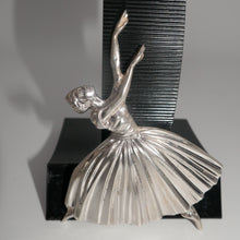 Charger l&#39;image dans la galerie, Frederick Massingham DHP signé. Broche &quot;Ballerina&quot; en argent massif. 1948.
