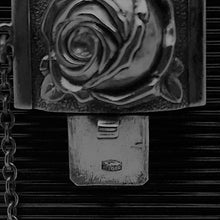 Charger l&#39;image dans la galerie, ELLDEE signé. Bracelet scandinave aux roses en argent massif. Années 1940.
